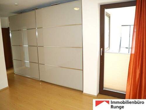 moderner Kleiderschrank im Schlafzimmer.jpg - 