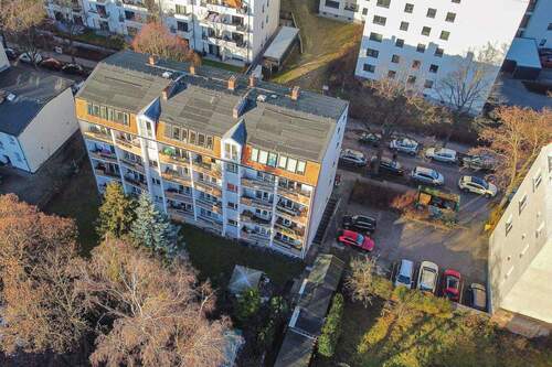 Gebäuderückseite und Parkplatz - 7 Zimmer Mehrfamilienhaus, Wohnhaus in Berlin