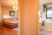 Blick in´s Schlafzimmer _ Badezimmer - 