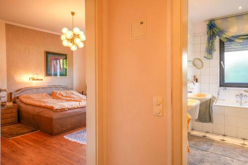 Blick in´s Schlafzimmer _ Badezimmer - 