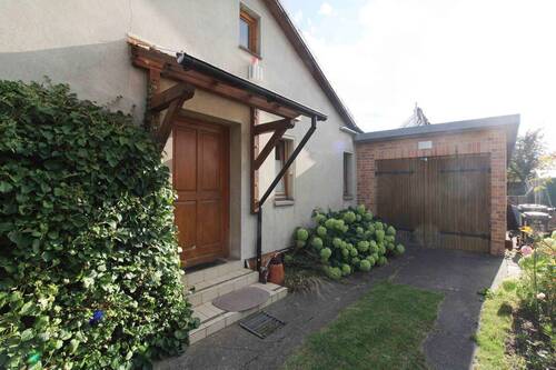 Garage und Hauseingang - 