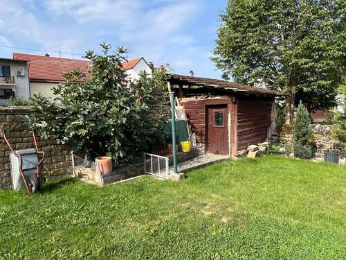 Holzschuppen in Garten - 
