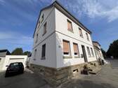 Vorder und Seitenansicht Haus - TOP-GELEGENHEIT! Großes Einfamilienhaus mit schönem Garten und Terrasse in Staudernheim zu verkaufen