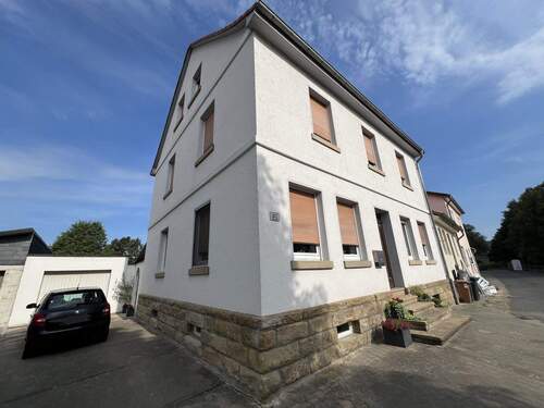 Vorder und Seitenansicht Haus - TOP-GELEGENHEIT! Großes Einfamilienhaus mit schönem Garten und Terrasse in Staudernheim zu verkaufen