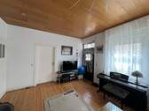 Wohnzimmer im EG mit Hauseingangstür - 