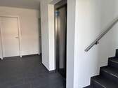 Treppenhaus mit Aufzug - 