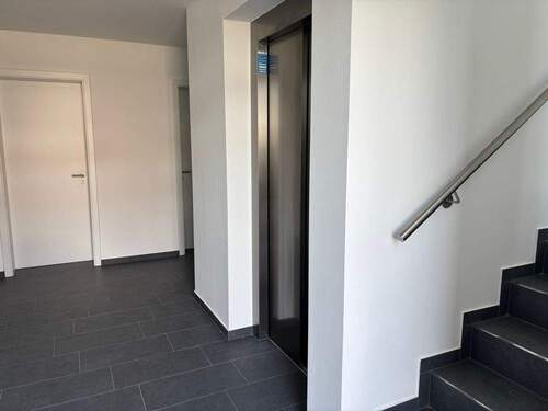 Treppenhaus mit Aufzug - 