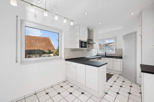 Einbauküche mit Speisekammer - 