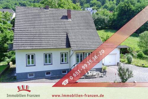 Titelbild - Familienparadies im Grünen - Traumhaftes Einfamilienhaus mit großem Garten, 2 Balkonen, Kamin 2 Garagen!