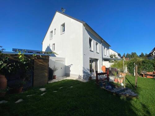 Haus mit Garage und Gartenhaus.jpg - 6 Zimmer Doppelhaushälfte in Lauf an der Pegnitz