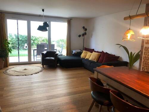 EG Wohn- und Esszimmer mit Blick auf die Terrasse. - 