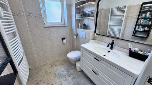 Tageslichtbad mit Dusche - 4 Zimmer Etagenwohnung in Flensburg