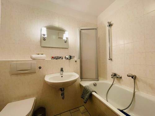 Bad m. Duschwanne.jpeg - 