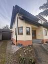 Modernes Einfamilienhaus mit durchdachtem Grundriss und integrierter Garage - 