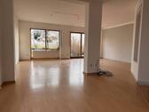 Lichtdurchfluteter Wohnbereich mit raumhohen Fenstern und offener Grundkonzeption - 