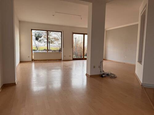 Lichtdurchfluteter Wohnbereich mit raumhohen Fenstern und offener Grundkonzeption - 