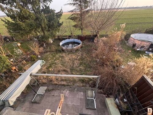 Terrassenbereich mit direktem Zugang zum naturbelassenen Gartengrundstück - 