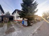 Gepflegtes Einfamilienhaus mit integrierter Garage und ausreichend Stellplätzen - 