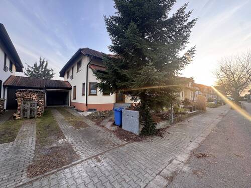 Gepflegtes Einfamilienhaus mit integrierter Garage und ausreichend Stellplätzen - 
