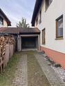 Praktische Zufahrt mit integrierter Garage und befestigtem Wegenetz - 
