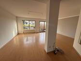 Offenes Wohnzimmer mit raumhohen Glasschiebetüren und flexibler Raumaufteilung - 
