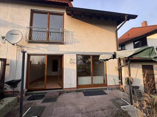 Terrassenbereich mit großflächigen Glasschiebetüren und direktem Gartenaccess - 