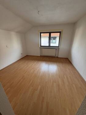 Helles Zimmer mit Fensterfront und Heizanlage - 5 Zimmer Doppelhaushälfte zur Miete in Delitzsch
