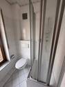 Modernes Duschbad mit bodengleicher Dusche und praktischer Raumaufteilung - 5 Zimmer Doppelhaushälfte in Delitzsch