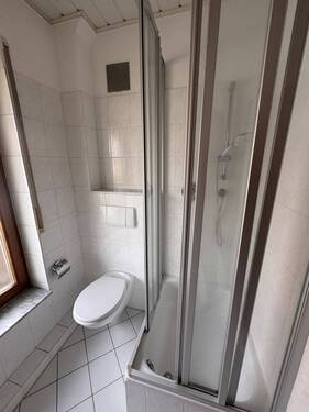 Modernes Duschbad mit bodengleicher Dusche und praktischer Raumaufteilung - 5 Zimmer Doppelhaushälfte in Delitzsch