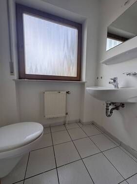 Funktionales Badezimmer mit zwei Waschbecken und großzügiger Fensterbelichtung - 
