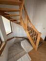 Elegante Holztreppe mit durchdachtem Raumangebot und natürlicher Belichtung - 