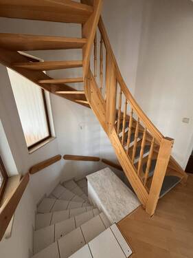 Elegante Holztreppe mit durchdachtem Raumangebot und natürlicher Belichtung - 