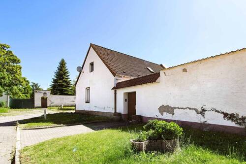 Eingang mit Stellplatz - 3 Zimmer Einfamilienhaus zum Kaufen in Bördeland