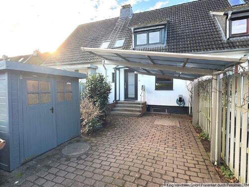 Hausansicht - **QUICKBORN** TOP RMH - 3-4 Zim., ca. 100 m² Wfl., Keller, Carport, ca. 283 m² Grdst. uvm.
