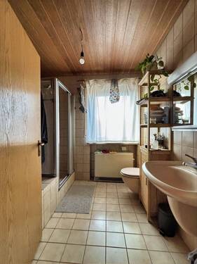Bad OG mit Dusche und Badewanne - 