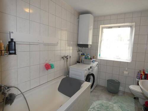 Bad mit Wanne und Boiler - 