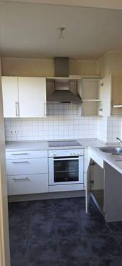 Küche mit Einbauküche und Fenster - 1 Zimmer Etagenwohnung zur Miete in Wilster