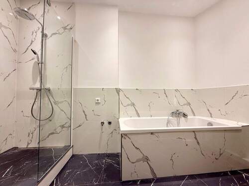 Innenliegendes Bad nach Renovierung ähnlich 1 - 