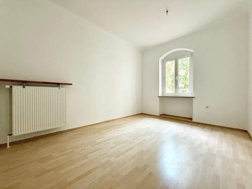 Ruhiges Arbeits- bzw. Kinderzimmer vor Renovierung - 