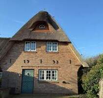 Charmantes Hausteil in Morsum - 1.350.000,00&nbsp;EUR Kaufpreis, ca.&nbsp; 115,00&nbsp;m&sup2;&nbsp;Wohnfl&auml;che in Morsum (PLZ: 25980)