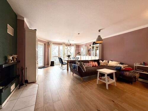 Wohn- und Esszimmer mit Kamin - 3 Zimmer Etagenwohnung zum Kaufen in Bad Soden am Taunus