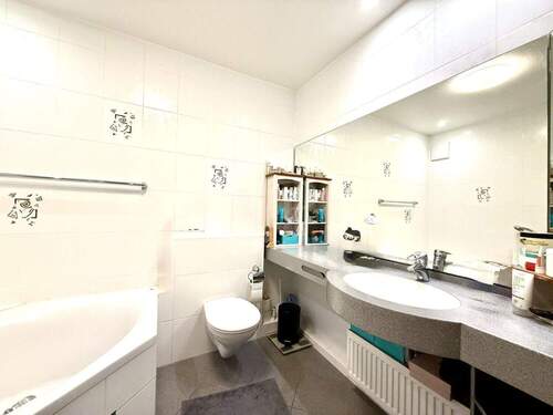 Bad mit Wanne und Dusche - 