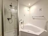 Bad mit Wanne und Dusche - 