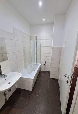 Bad - Etagenwohnung mit 77,90 m&sup2; in Chemnitz zur Miete