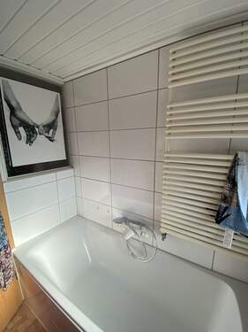 06_Badezimmer_mit_Wanne.jpg - 