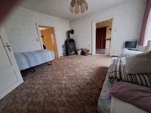 kleines Wohnzimmer mit Kamin - 