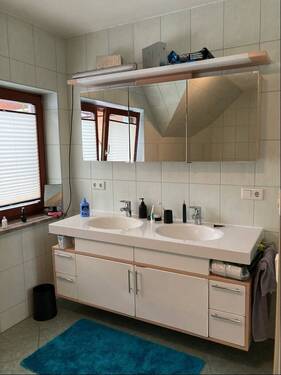 Bad / Sanitärbereich mit Wanne, Dusche, WC & Waschbecken - Wohnung Obergeschoss - 