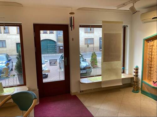 Schaufenster & Eingangsbereich - Gewerbeeinheit Erdgeschoss - 1 Zimmer Mehrfamilienhaus, Wohnhaus in Steinbach-Hallenberg