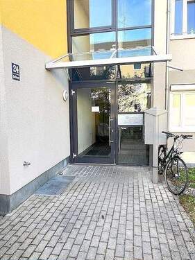 Hauseingangstüre - Etagenwohnung mit 58,40 m² in München zum Kaufen