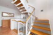Einladender Flur mit eleganter Holztreppe - 